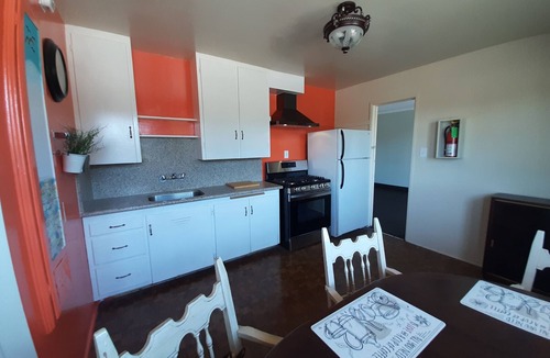 Moreno Valley House | The Orange Kitchen Suite near Lake Perris