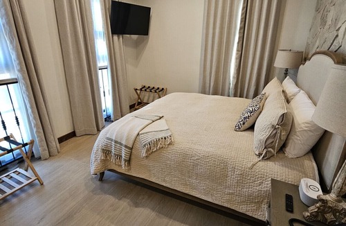 Valle de Guadalupe Bed & Breakfast | The Panorama Premium Suite at Chateau Del Valle