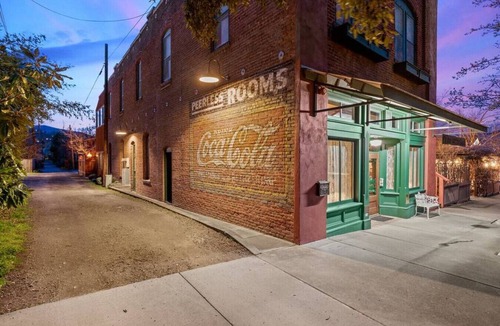 Historic Railroad District Apartment | The Peerless Hotel | Signature ADA Room #1 | Artist`s Abode | Historic District