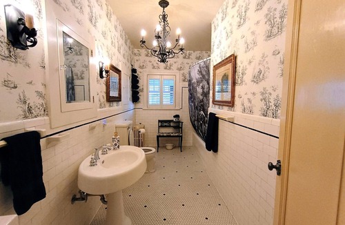 Altamont Bed & Breakfast | The Pelican - Celebrating Wildlife Conservation