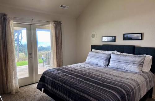 Smith River House | The Pelican! Private, Beach Access! Family Fun! Perfect Vacation! NO PETS.