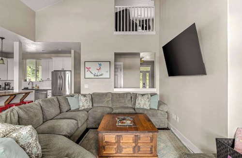 Amity House | The Perch - Eola Hills Pet Friendly w Hot tub