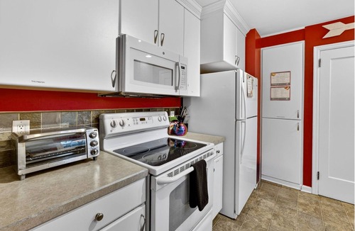 Portland House | The Pumpkin House 3 Miles to Downtown Portland New Hot Tub