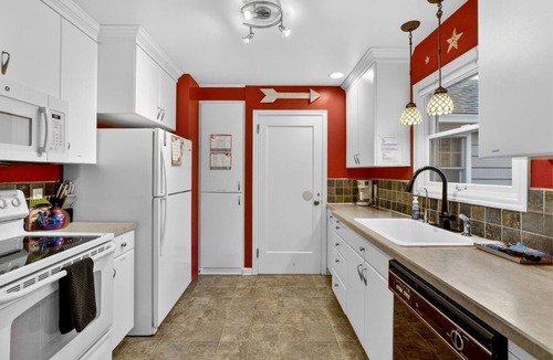 Portland House | The Pumpkin House 3 Miles to Downtown Portland New Hot Tub