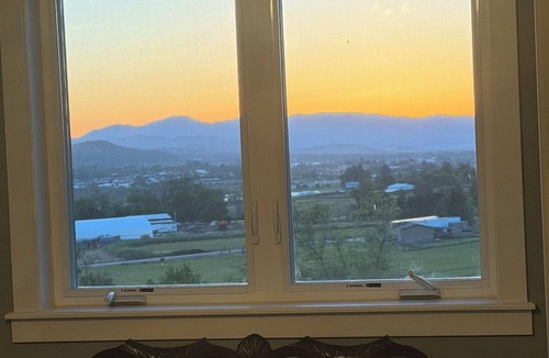 Ashland House | The R&R is a large 5-bedroom house in beautiful Ashland…amazing sunset views,