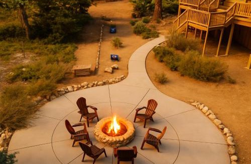 Shaver Lake House | The Restful Rose Fireside Vibes AC Comfort