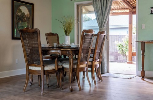 Central Point House | The Rose House: Spacious Retreat w/Fire Pit Deck/near expo & Airport/Sleeps 8