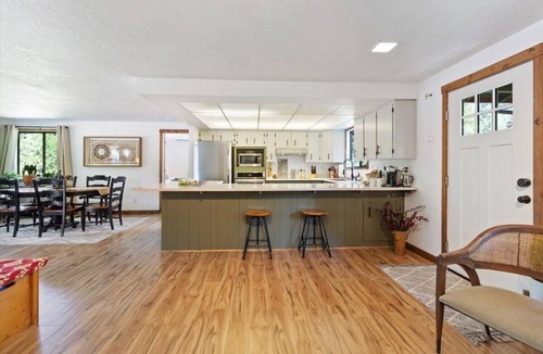 Shady Cove House | The Shady Knoll ~ Crater Lake Basecamp ~ Hot tub ~ King Suite