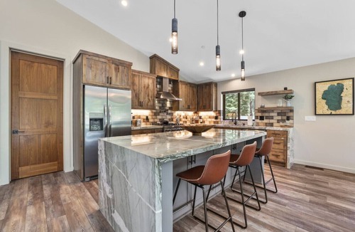 Tahoe Island House | The Sierra Outpost - Great SLT Location!
