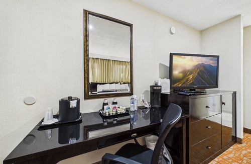 Downtown Hotel | The Snoozzz Inn