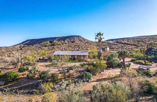 Yucca Valley House | The Sundowner Retreat with Outdoor Clawfoot Tubs
