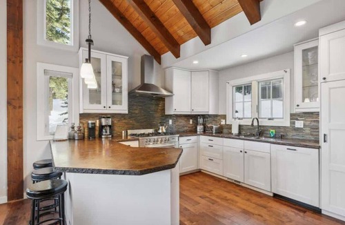 Kingswood Estates House | The Tahoe Treehouse: Hot Tub, High-end, Views