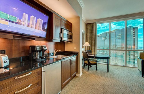 Las Vegas Condo | The Ultimate Vantage: Top 38th Floor Jr. Suite Overlooking the Strip,Sphere,F1!