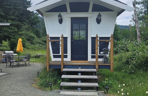Scottsburg House | The Vardo Wagon: A Whimsical River Retreat