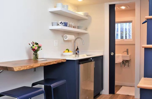Uptown Hotel | The Vera - Cute Tiny House - AC, WiFi, 96 Walk Score!