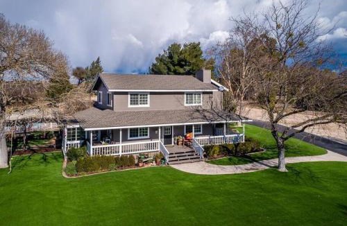 Paso Robles Villa | The Vineyard Farmhouse Villa