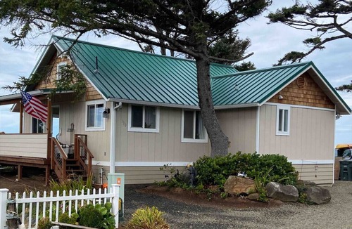 Newport House | The Whale`s Edge, Oceanfront Cottage with view