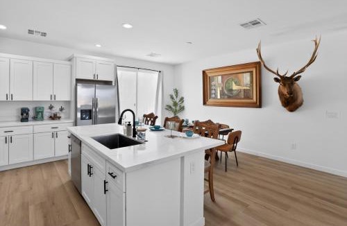 Greenehaven Villa | Themed Rooms, Golf, Fish, Lake, Come as Friends