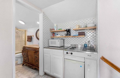 Corona Apartment | This 2 bedroom suite is perfect for professionals or relocating travelers.