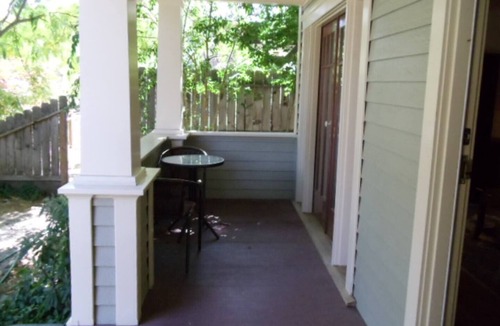 Jacksonville Cottage | This cottage is a 2 bedroom(s), 2 bathrooms, located in Jacksonville, OR.