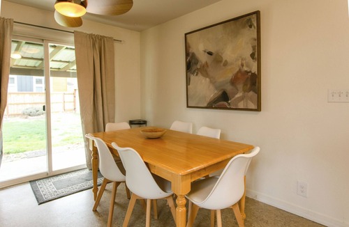 Central Point House | This is a 3 bedroom 2 bath home with large backyard. In the back of the property features a 1 bedroom fully equipped guest house with a gate from the backyard for easy access.