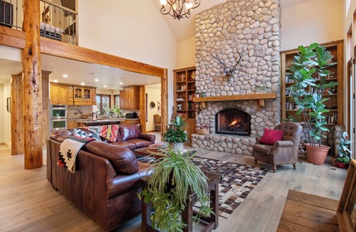 Sandy House | This stunning lodge is nestled on the Wasatch Mountain foothills!