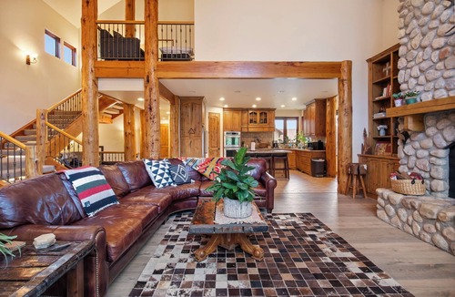 Sandy House | This stunning lodge is nestled on the Wasatch Mountain foothills!