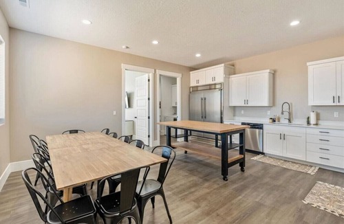 Ticaboo Cabin | Ticaboo Lakehouse | Near Lake Powell | Sleeps 27+