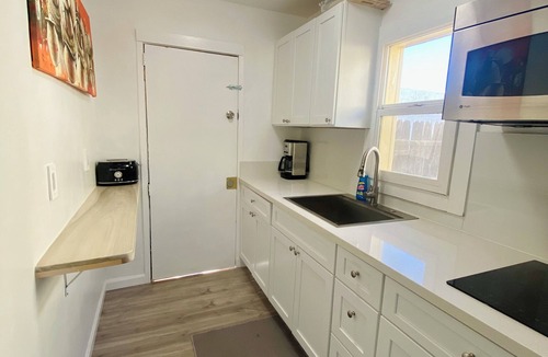 Downtown Phoenix Cottage | Tifany blue door cotage with AC in Phoenix E