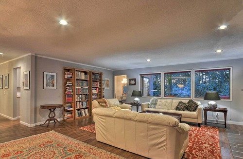 Bull Mountain House | Tigard Retreat w/Deck, 15 Mins From Portland!