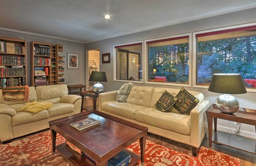 Bull Mountain House | Tigard Retreat w/Deck, 15 Mins From Portland!