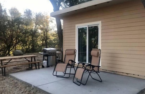 Squaw Valley House | Tiny Cottage for 2 near Kings Canyon National Park with EV Charging.