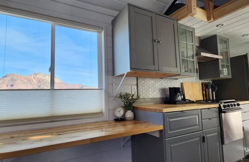 Apple Valley House | Tiny Home Lodge near Zion and Bryce Parks. Hot Tub, Stargazing, Stunning Views
