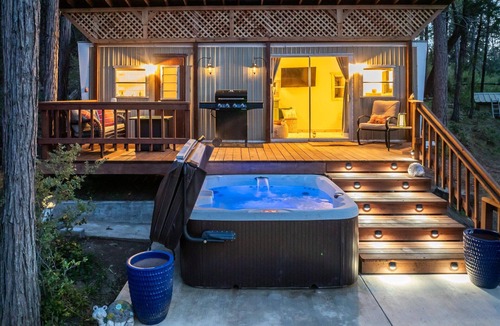 Oakhurst House | Tiny home with spa/firepit/and more!