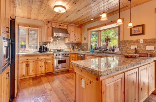 Tahoma House | Tippy Canoe By Tahoe Getaways - Hot Tub & Sauna + EV Charger