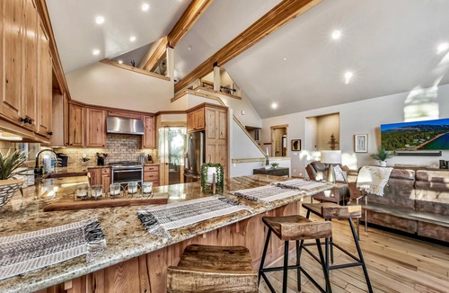 Montgomery Estates House | Toiyabe Luxury 6BR + Loft, 5BA, Spa,8 Min to Ski