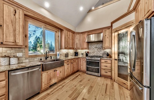 Montgomery Estates House | Toiyabe Luxury 6BR + Loft, 5BA, Spa,8 Min to Ski