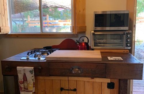 Atascadero House | TomKat Oasis, Hosting, Private Bungalow & Parking. 1000 SQ-FT. Maximum 4 Guests