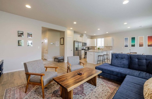 Larkspur House | Tommy - Close to Fun! Fireplace, A/C, Fenced Yard