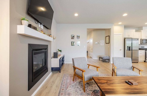 Larkspur House | Tommy - Close to Fun! Fireplace, A/C, Fenced Yard