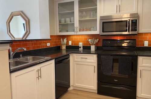 Bankers Hill Condo | Top floor, stunning views, resort amenities, secure parking, walkers' paradise!