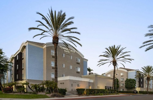 Platinum Triangle Hotel | TownePlace Suites by Marriott Anaheim Maingate Near Angel Stadium