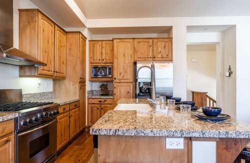 Mammoth Lakes House | Townhome Close to the Shuttle! Shared Hot Tub! Mountain Views!