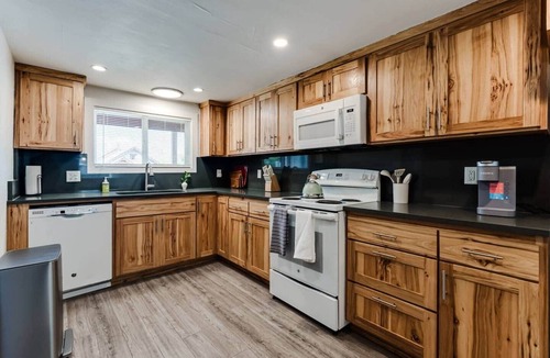 Amazon House | TrackTown Retreat-Walk to Hayward Field & U of O