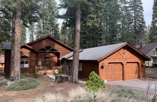 Lake Almanor Country Club House | Tranquil Lake Almanor Black Bear Cabin Central A/C