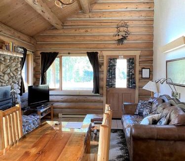 Darby House | Tranquil Mountain Glamping Retreat: Stunning Log Cabin with in Darby, MT
