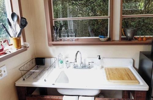 Arcata Cottage | Tranquil Redwood Hideaway with private patio and fast wifi