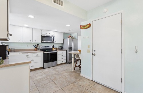 Sun City West House | Tranquil Sun City West Stay | Bright 2BR Home w/Communal Pool