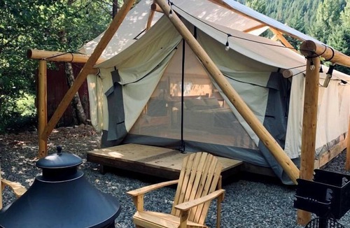 Idleyld Park RV Rental | Tranquil Umpqua National Forest Accommodation Ideal for a Getaway in Oregon