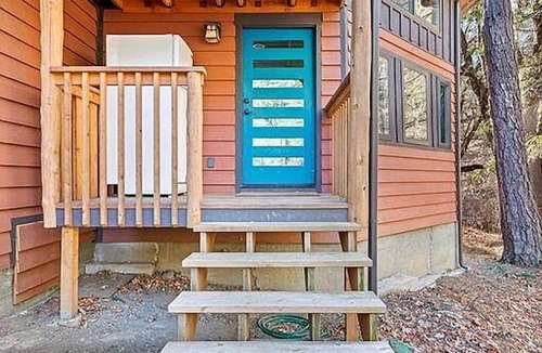 Jacksonville House | Tranquil Woodland Cabin Getaway with Cozy Indoor Fireplace in Jacksonville, Oregon